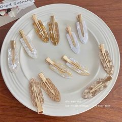 女性の夏のサイドに髪を砕く前髪クリップの頭飾り洗顔化粧マスクをつけます。
