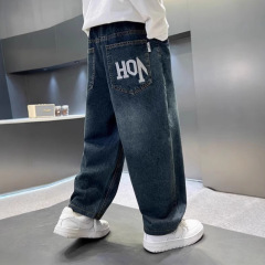 男の子用パンツ 春物ジーンズ 子供用秋物カジュアルパンツ 2025年トレンド 大きな子供向け韓国風長ズボン レタープリント