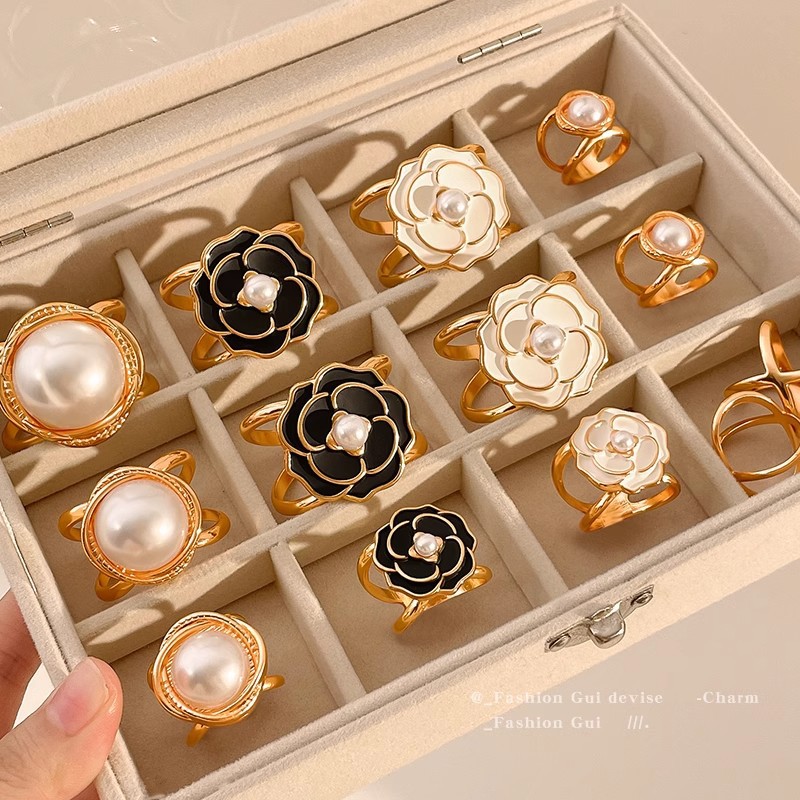 Botón de toalla de seda de alta calidad para mujer de alta gama 2025 nuevo estilo arco esquina anudada camisa de flores serpentina anudada hebilla anudada