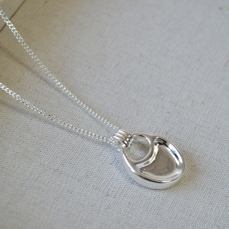 Long Sweater Chain With Silver Saddle Pendant For Women_voghion.com