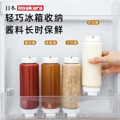 イマカラのダブルヘッドの味噌瓶、トマトのサラダの材料を押し出して逆さまにして、漏れ防止のプラグを入れて、先に調味料を出して瓶を分けます。