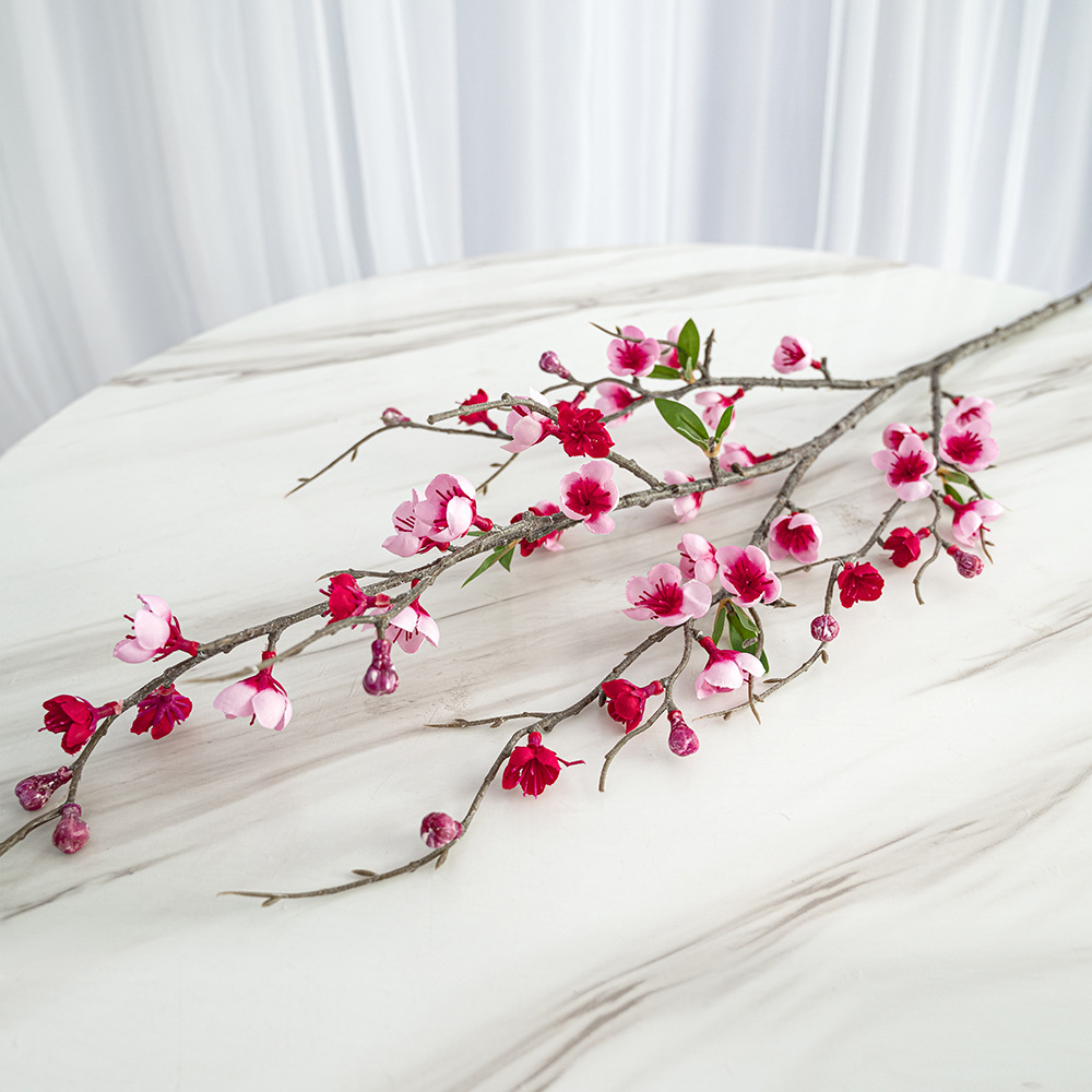 Arreglo floral de mesa con flores de seda Sakura, ramas de flores artificiales, flores artificiales de flor de durazno, decoración de escena con flores artificiales.