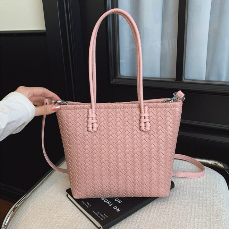 Bolsa de trenzado de nicho transfronterizo de comercio exterior para mujeres 2025 nueva gran capacidad de transporte de viaje bolsa de mano mochila de hombro