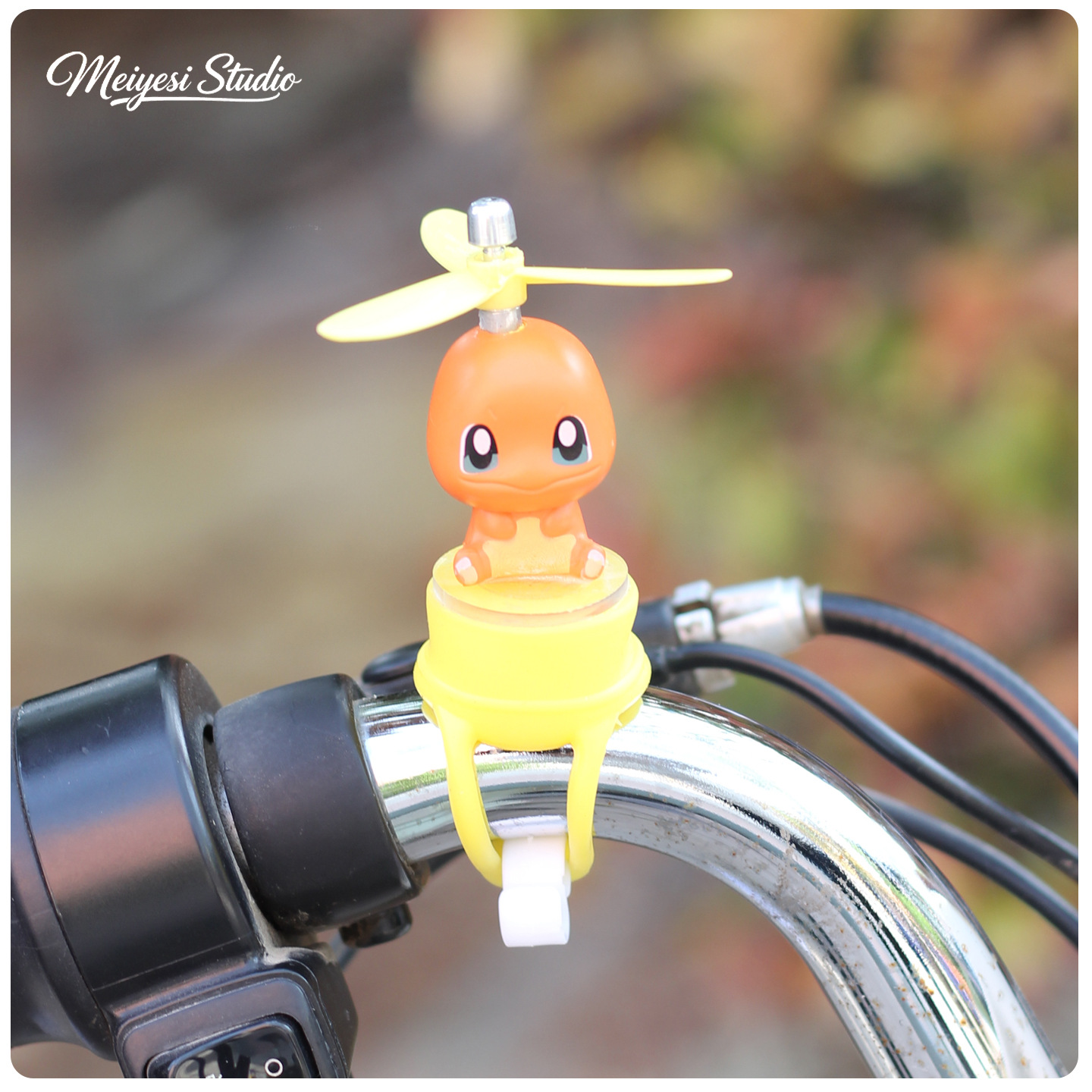 Cute molino de viento bicicleta coche de batería decoración accesorios para automóviles eléctricos muñecas de motocicleta muñecas decoración colgante