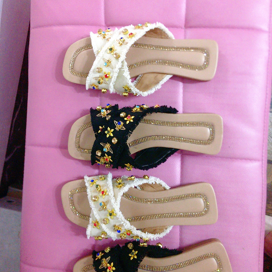 2023 nouvelle version coréenne brodé strass petite abeille sandales et pantoufles fond plat ethnique vent net rouge sandales femmes ordre_voghion.com