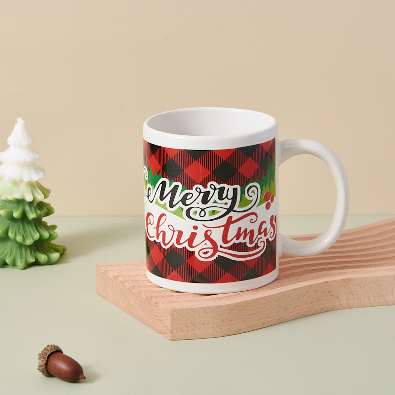Comercio exterior al por mayor varios estilos de tazas de cerámica de Navidad juegos de regalo de mano de vacaciones tazas de café caseras tazas de agua