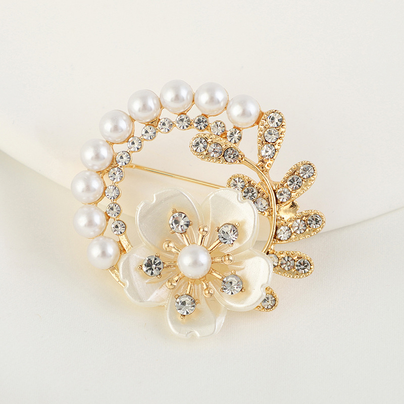 Alloy Pearl and Diamond-Studded Elegant Brooch with Floral Decoration, High-End Chanel-Style Clothing Accessory Brooch Pin