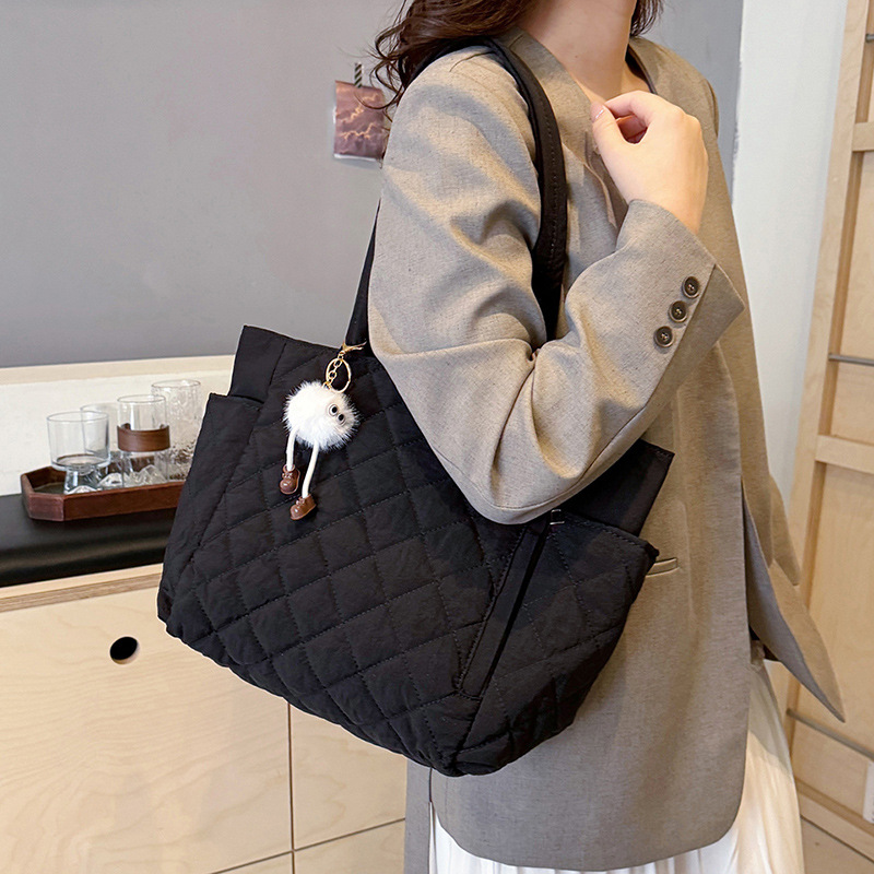 Women's Quilted Shoulder Bag Large Capacity Commuter Tote_voghion.com