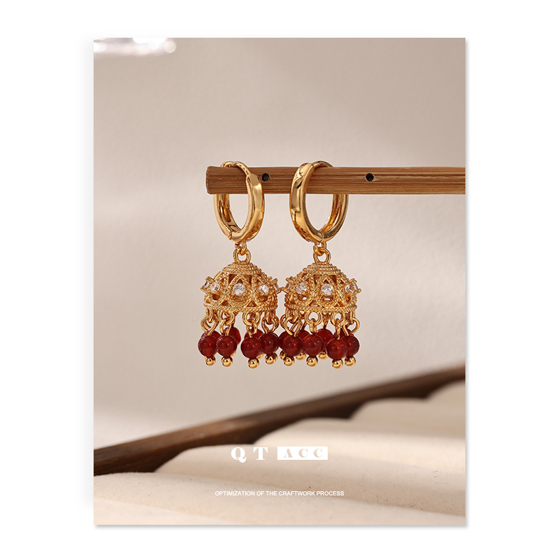 Europa y los Estados Unidos retro luces de palacio de viento aretes incrustados con zircon piedra de ojo de tigre rojo ágata brilla colgante otoño y invierno pernos