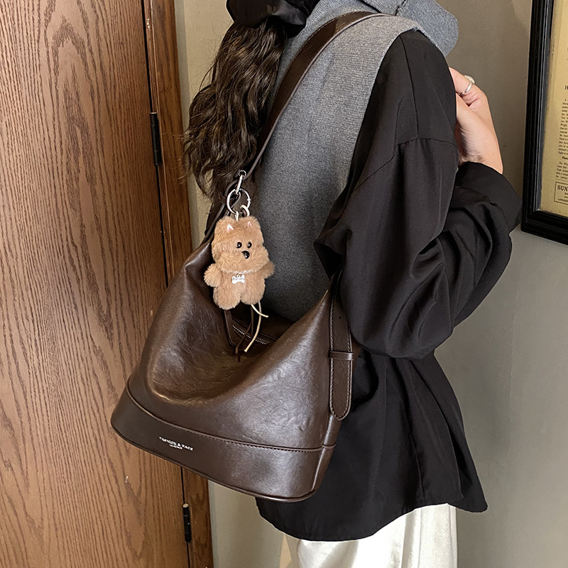 Otoño y invierno de alta calidad bolso de viaje para mujeres 2025 nuevo estilo de moda moda bolso de brazo de hombro retro bolso de cubo