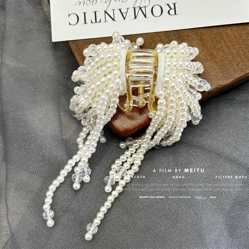 Crab pin pearl with tassels