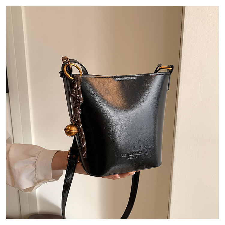 This year, the retro and fashionable women's 2024 new models are popular. This year, single-shoulder crossbody bags, large-capacity hand-held bucket bags, and cross-border bags are all in vogue undefined