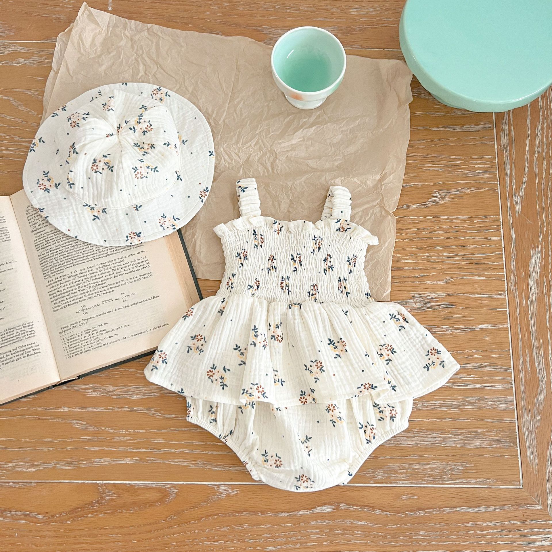 Ropa de verano de bebé de estilo coreano dulce floral mameluco vestido bebé niña sin mangas ropa 100-día banquete mameluco con sombrero