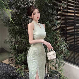 新中式国风清冷感绿色改良旗袍女性感风情万种绝美挂脖连衣裙女装