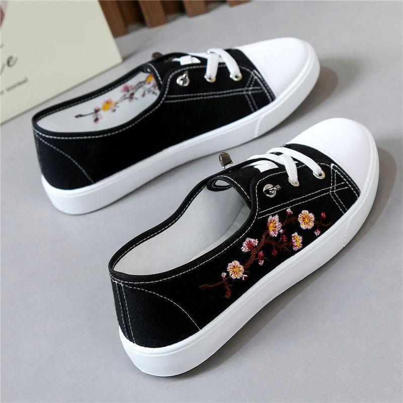 Zapatos de lona para mujeres 2026 nuevo verano plano versátil zapatos de mujer casuales negros blancos zapatos de skate de altura baja en la moda