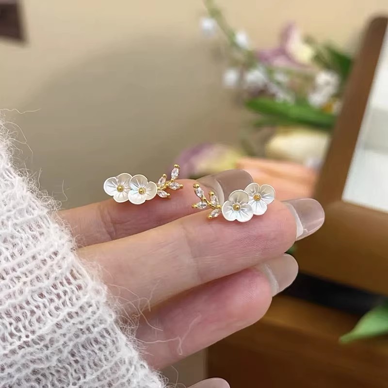 女性用の新しい中国風の梅の花の枝と葉のイヤリング、軽くて豪華なニッチデザイン、ハイエンドのイヤリング、小さくて絶妙な気質のイヤリング|undefined