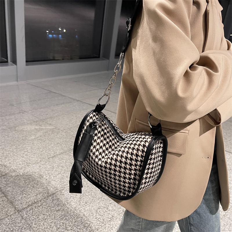 Commuter shoulder messenger bag niche design bag female fashionable popular all match small square bag_voghion.com