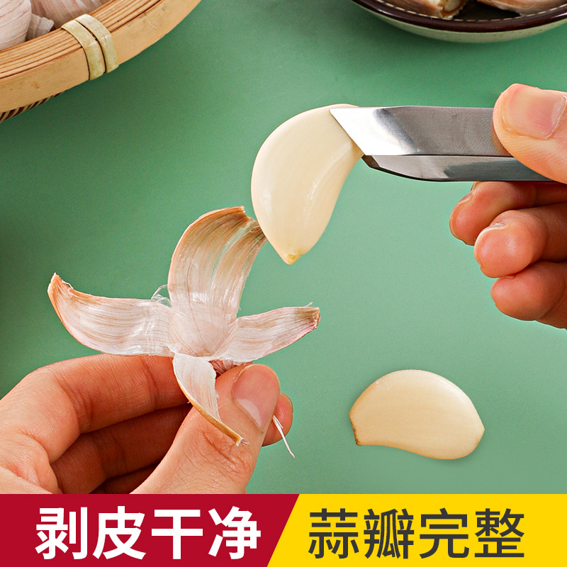 ニンニクの皮をむいてニンニクの神器をかきとります。