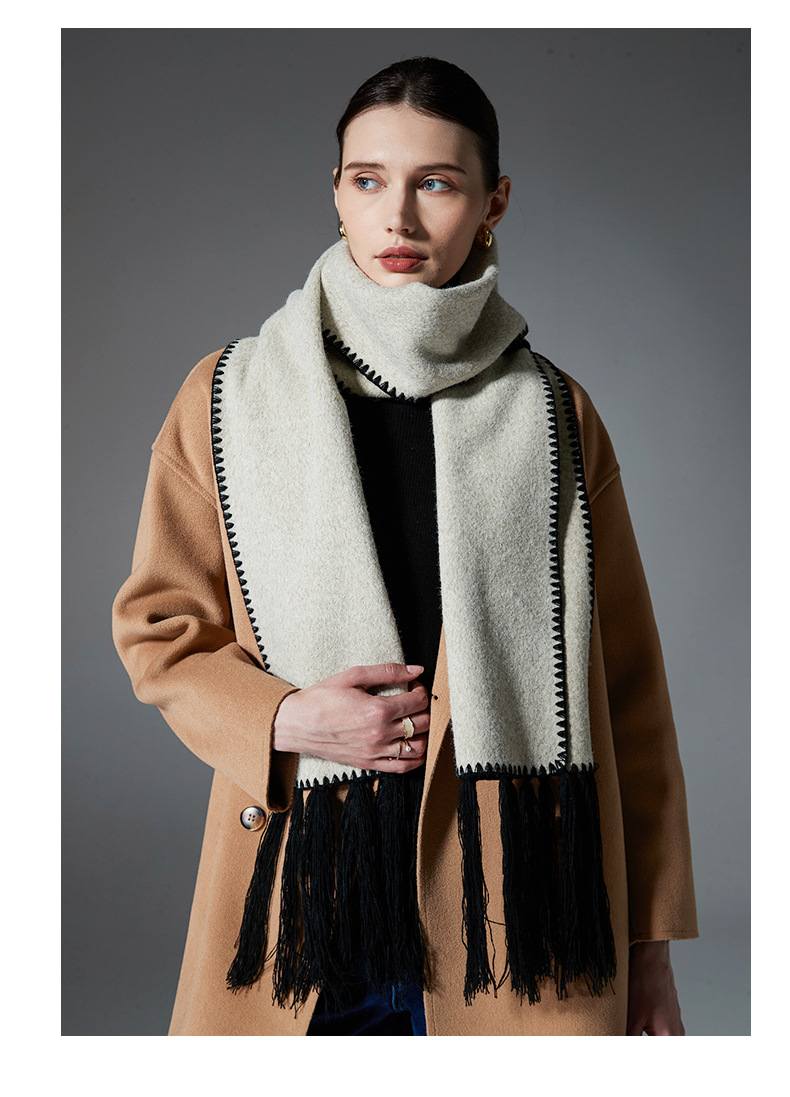 Écharpe à pompon double face de couleur unie de milieu à haut de gamme pour l'automne et l'hiver 2024_voghion.com
