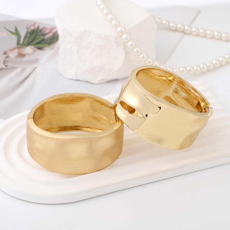Bracelet Jewelry European and American Trendy Women's Alloy New Style Personalized Electroplated Exaggerated Jewelry with Concave and Convex Surfaces Versatile for Layering Bracelet Jewelry European and American Trendy Women's Alloy New Style Personalized Electroplated Exaggerated Jewelry with Concave and Convex Surfaces Versatile for Layering