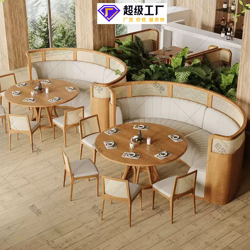 sofá de madera maciza estilo japonés semicircular tela de caña con asiento de tarjeta, restaurante temático del sudeste asiático combinación de mesas y sillas