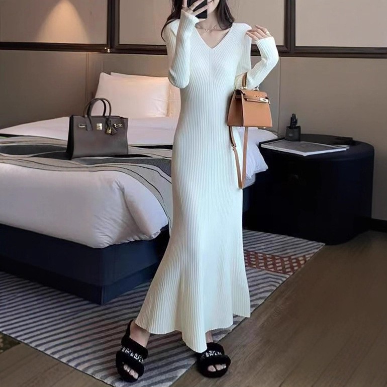 针织连衣裙女秋冬新款修身御姐风v领气质内搭打底毛衣包臀鱼尾裙