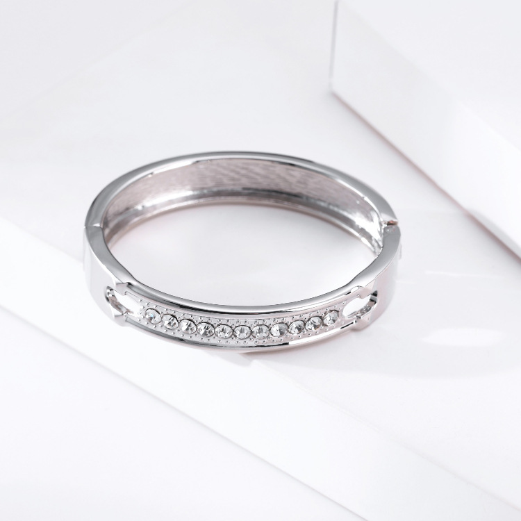 Mode Glänzende Hohle Diamant Federlegierung Offenes Armband Großhandel display picture 9
