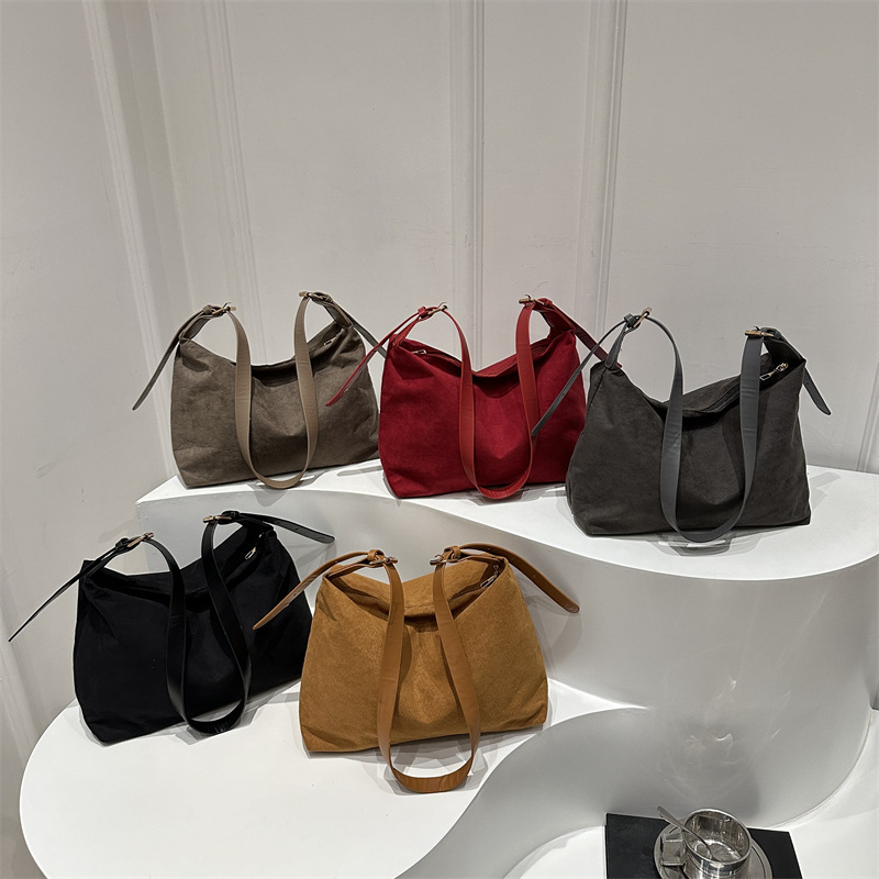 2025 primavera europea y americana estilo retro gaudón estilo de diseño de gran capacidad de viaje temperamento simple bolsas de hombro para mujeres