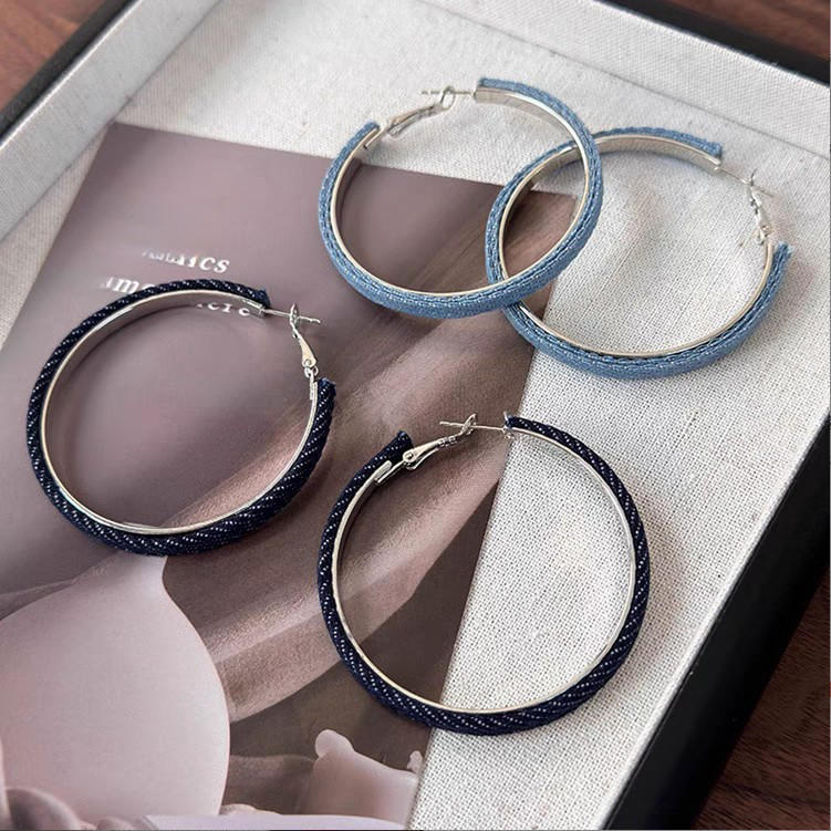 Personalidad europea y americana de moda esmerilado aretes de aretes de círculo para mujeres de alto nivel aretes redondos grandes aretes de aretes de lujo simple y ligero al por mayor
