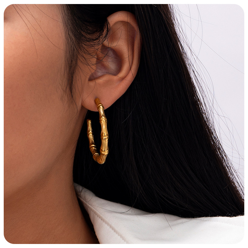 TENA Europa y los Estados Unidos de moda bambú aretes de acero inoxidable aretes clásicos en forma de C para mujeres aretes de alta sensación 2025 nuevo