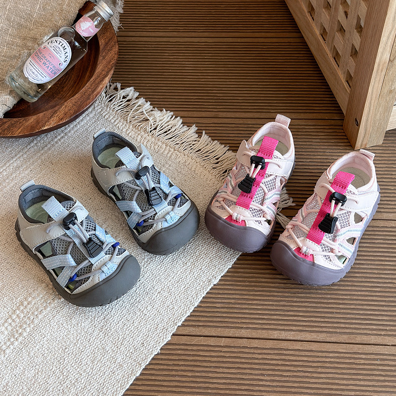 Niños Baotou sandalias de verano 2026 nuevas chicas de moda versátil zapatos de retroceso al aire libre zapatos casuales suaves zapatos individuales