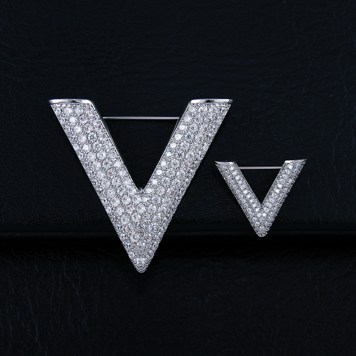 Fashion V-shaped brooch women's high-end sense micro-inlaid zircon anti-light corsage pin niche men's suit accessories