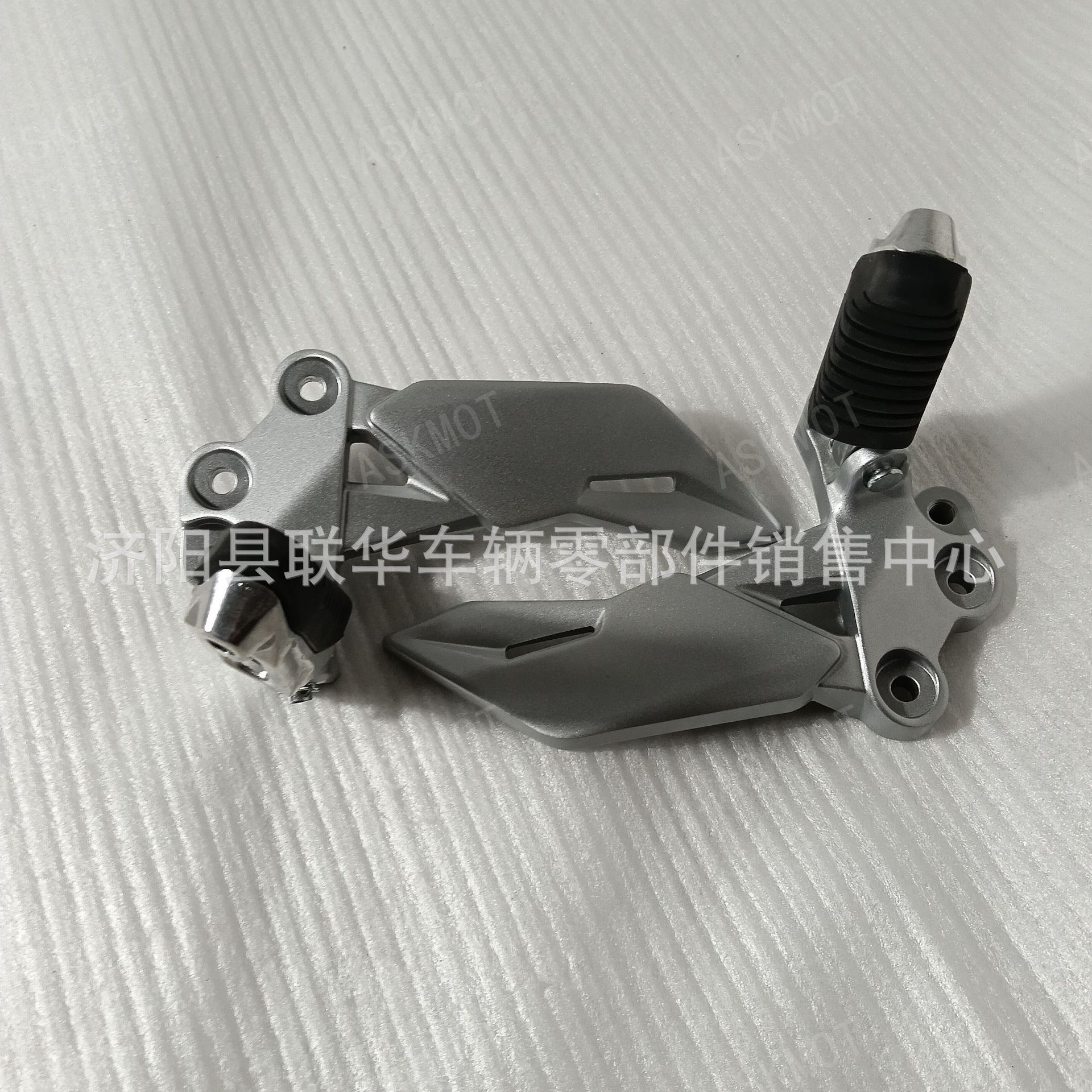 Suitable for Suzuki Gixxer 150 Motorcycle Front and Rear Left and Right Footrests, Foot Pedals, Complete Set of Accessories