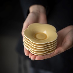 桃の花のコースターの純色の釉薬の陶磁器の杯は底を支えて小皿の断熱のパッドのシンプルな風の工夫の茶道の部品を支えます。