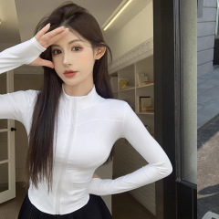 身を修める日焼け止めのコートの女性の立襟はやせています。