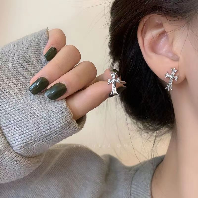 Dulce estilo fresco exquisito ZIRCON clip de oreja cruzada hembra clip de hueso de oreja sin oreja Luz de lujo diseño de nicho pendientes de alta calidad