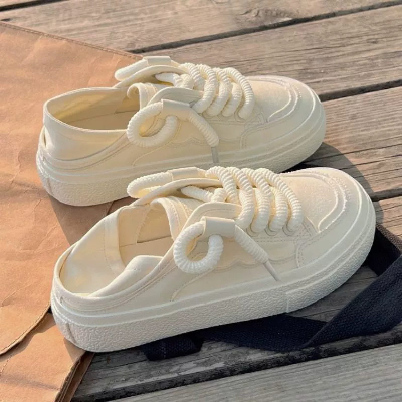 Кеды из холщовой ткани, универсальная модель, слипоны, белые повседневные туфли для женщин, новая летняя модель 2025 года, оригинальные нишевые кроссовки на толстой подошве.
