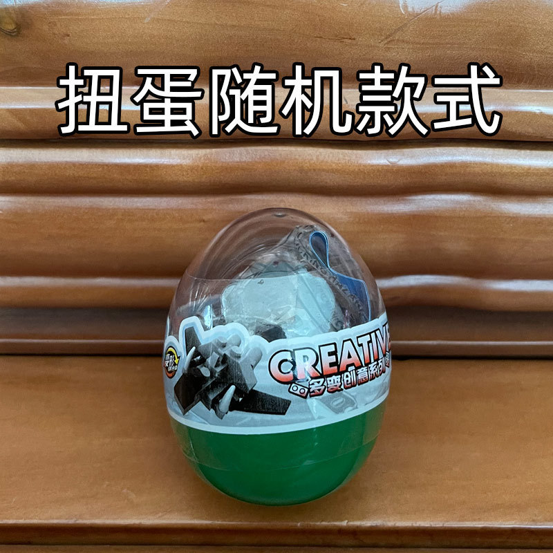 動物の小さい粒子の積み木の小さい箱は組み立てて工事の小型車の子供を挿します。|undefined