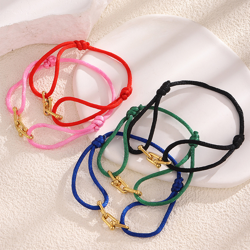 Personalidad creativa joyería de acero inoxidable en forma de U cuerda de mano tejida a mano venta caliente europea y americana joyería de cuerda roja simple y versátil