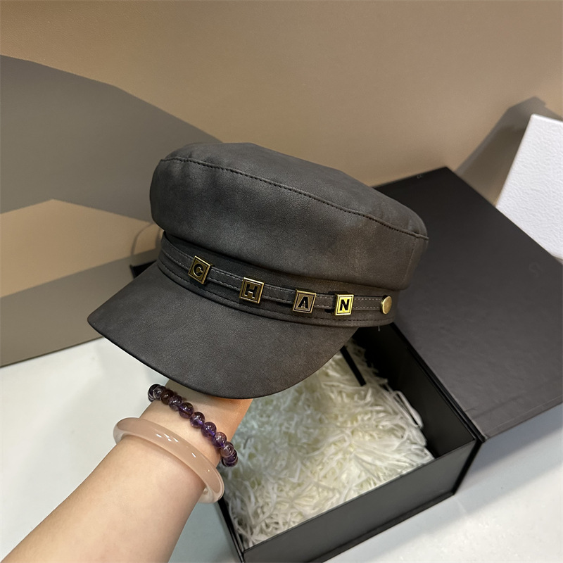 Berretto con visiera piatto in pelle alla moda retrò autunno e inverno nuovo stile per donna Versione coreana versatile berretto da strillone con lettera in metallo_voghion.com