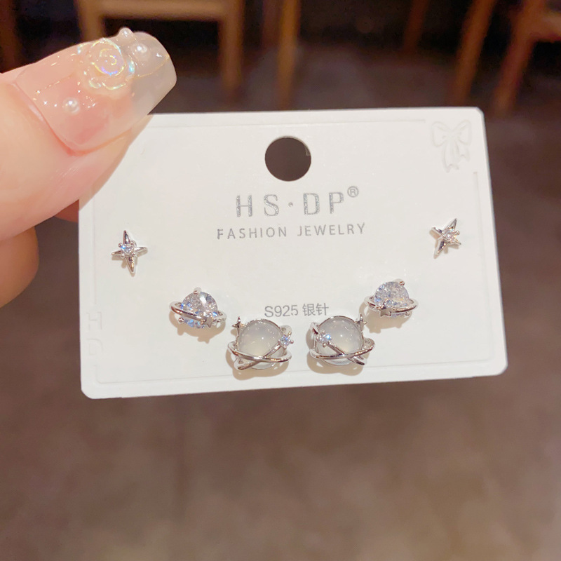 S925 aguja de plata micro incrustaciones de circón pendientes cortos pendientes de pelo corto japonés y coreano elegante todo-fósforo simple conjunto de tres piezas pendientes para las mujeres