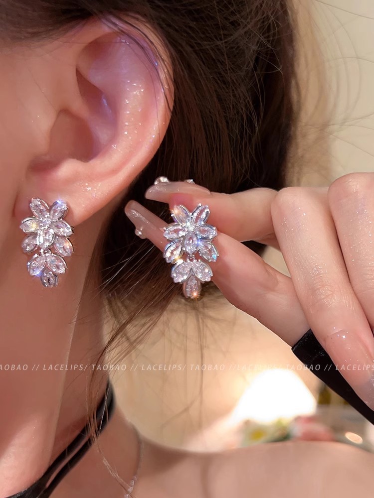 Pendientes de circón súper flash de alta calidad con aguja de plata 925 Pendientes de estilo explosivo de temperamento exquisito de lujo ligero femenino Pendientes de primavera y verano al por mayor