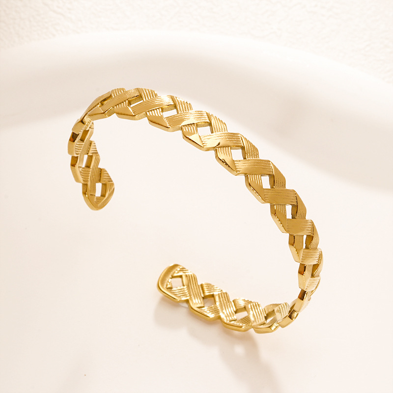 Fábrica en stock al por mayor de Europa y América transfronteriza de acero inoxidable en forma de C pulsera abierta ajustable chapado en oro 18K personalidad no se desvanece