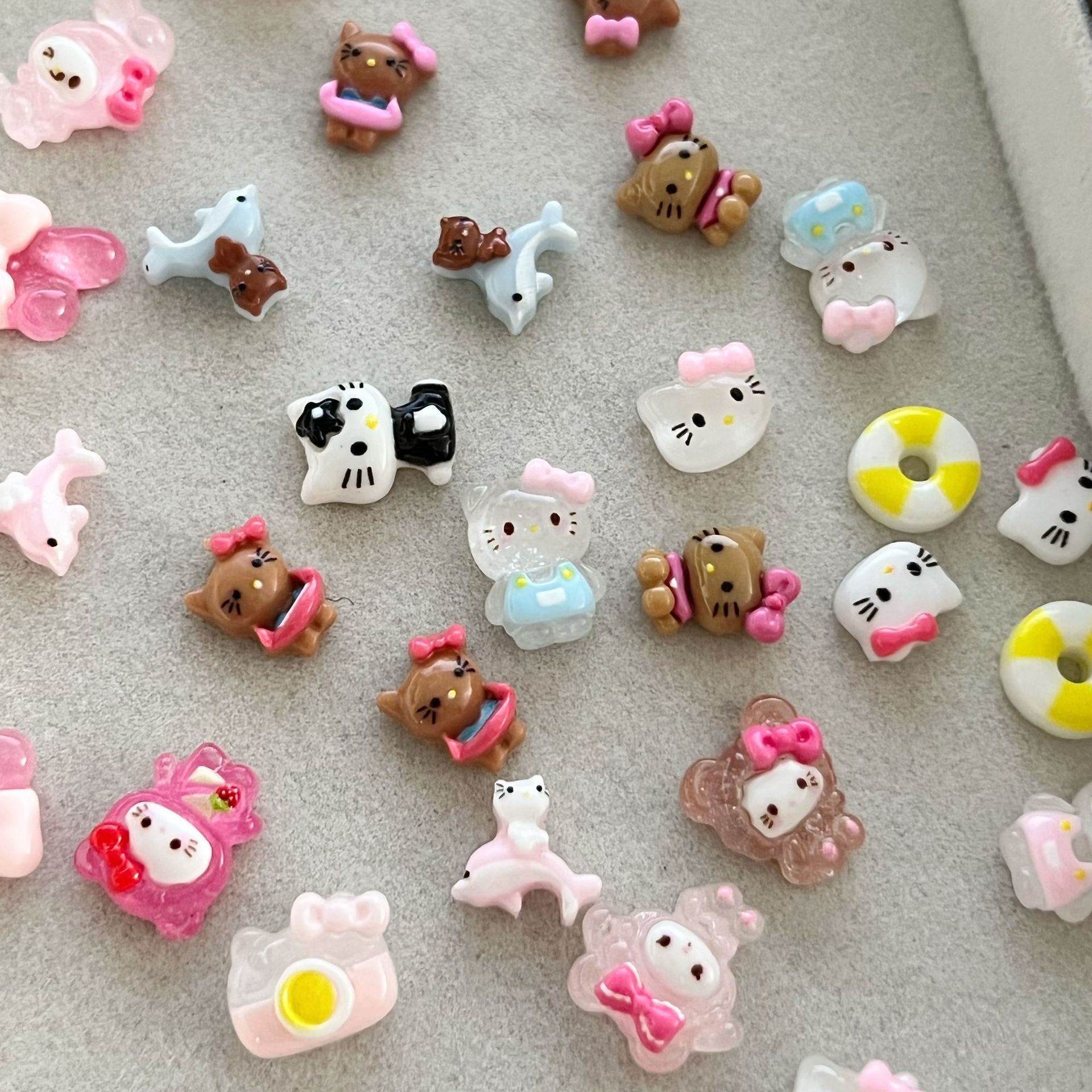 新商品のキティキャットの三麗鴎のネイルアクセサリーのネットの赤い爆発の樹脂のかわいいkt猫は甲を着て飾ります。