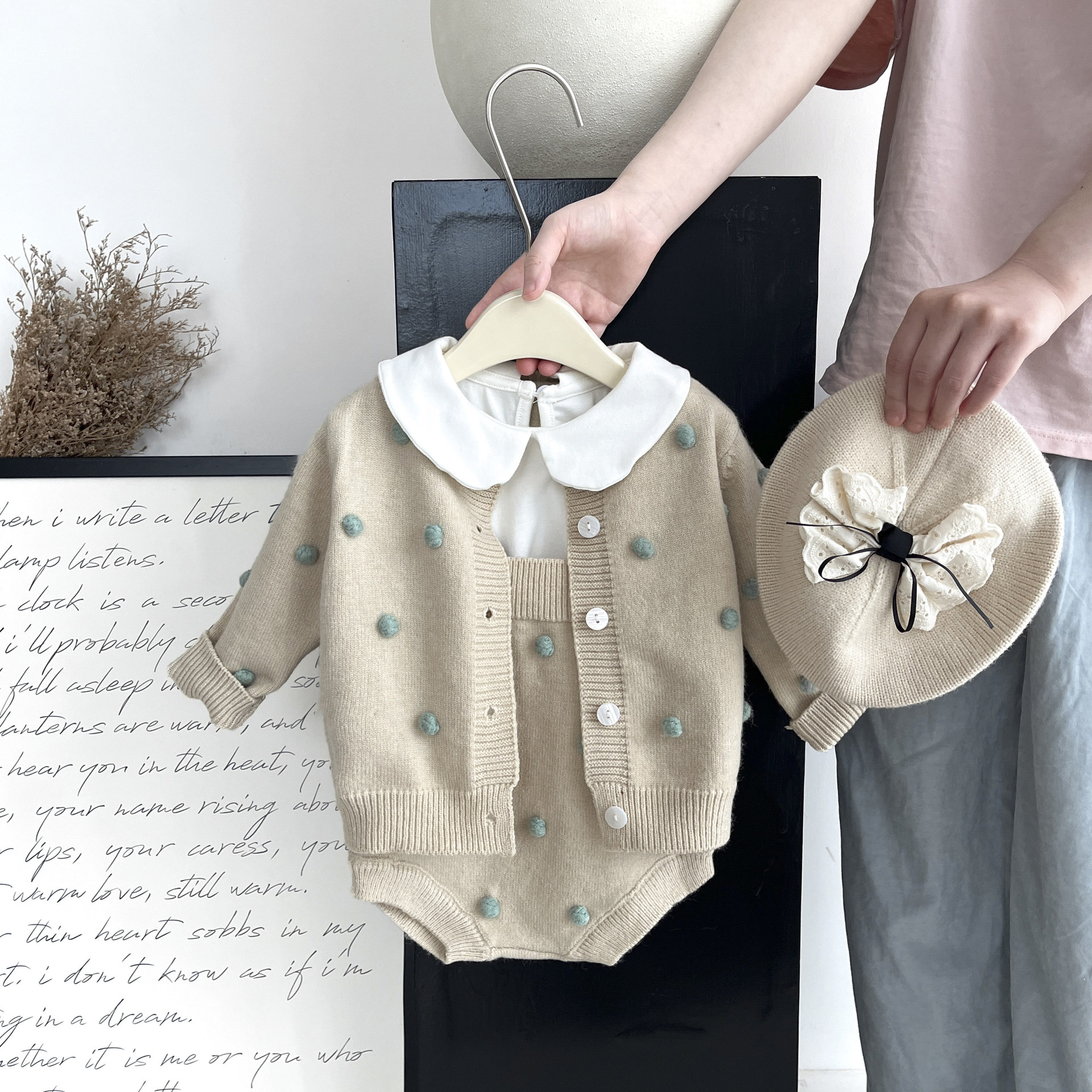 ベビー服秋装insニットセーターバックパンツセット洋風毛玉カーディガンコート韓国版2点セット