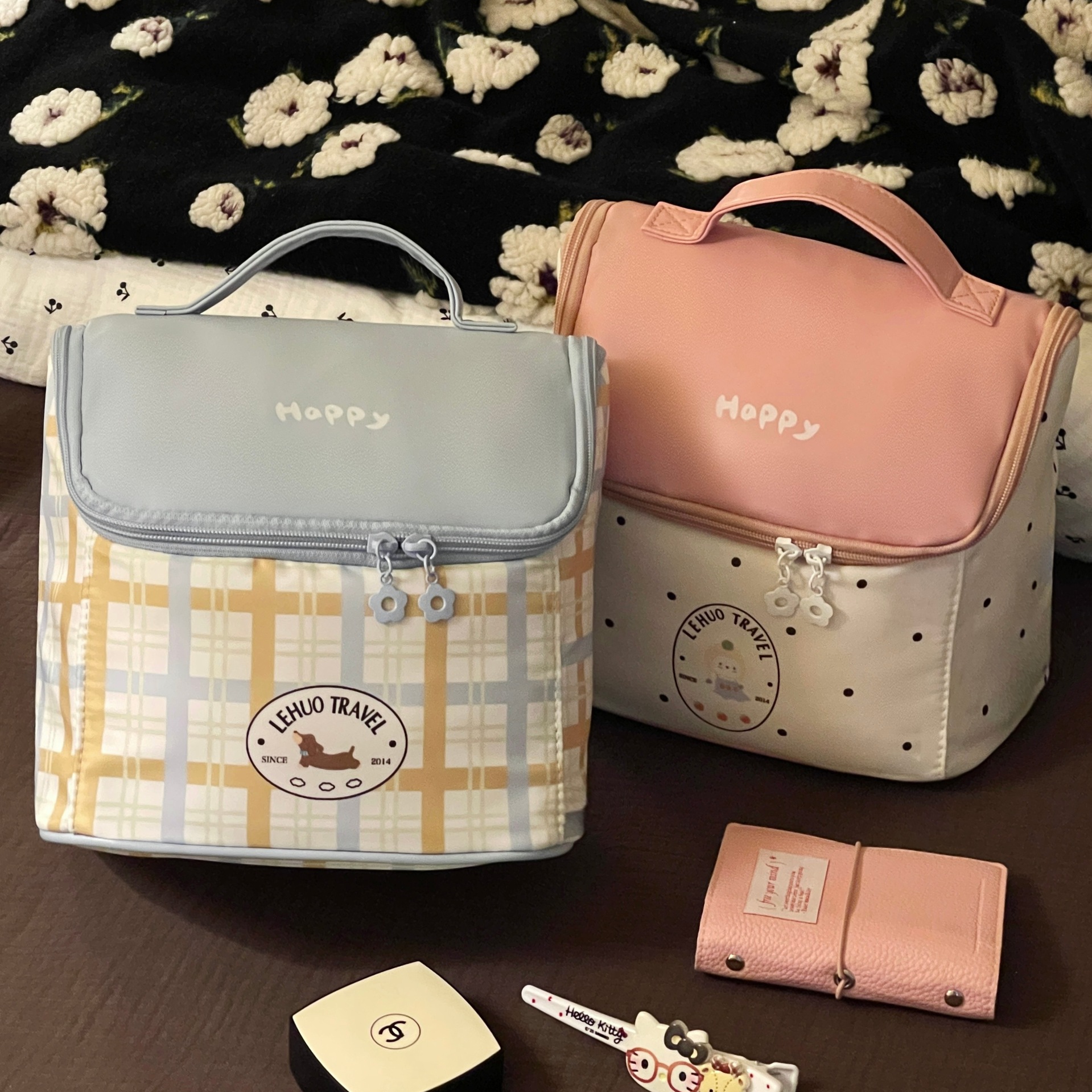 2025 nueva linda casa pequeña bolsa de maquillaje de alta gama de dopamina de gran capacidad bolsa portátil de almacenamiento red división