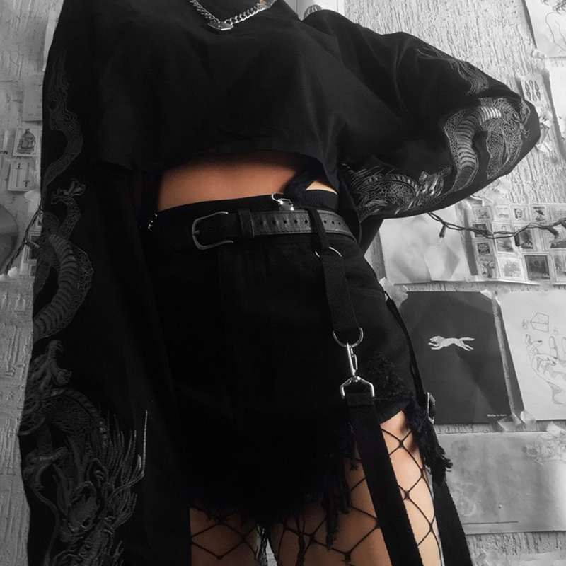 Felpa corta corta con stampa drago nera e scollo rotondo estivo ins2022 per donna_voghion.com