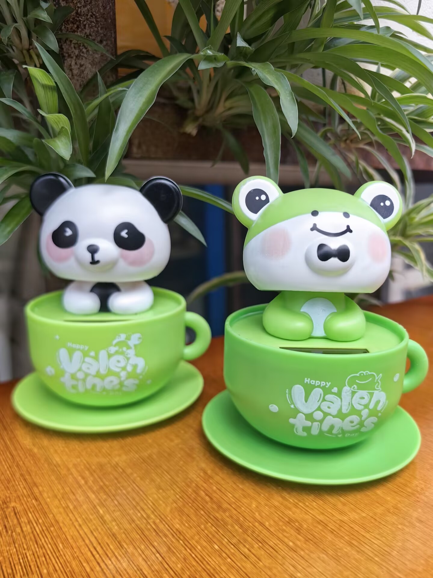 Solar-Powered Panda Bobblehead Ornament, Cute Cartoon Car Interior Creative Decoration, New Model Nodding Doll for Car
