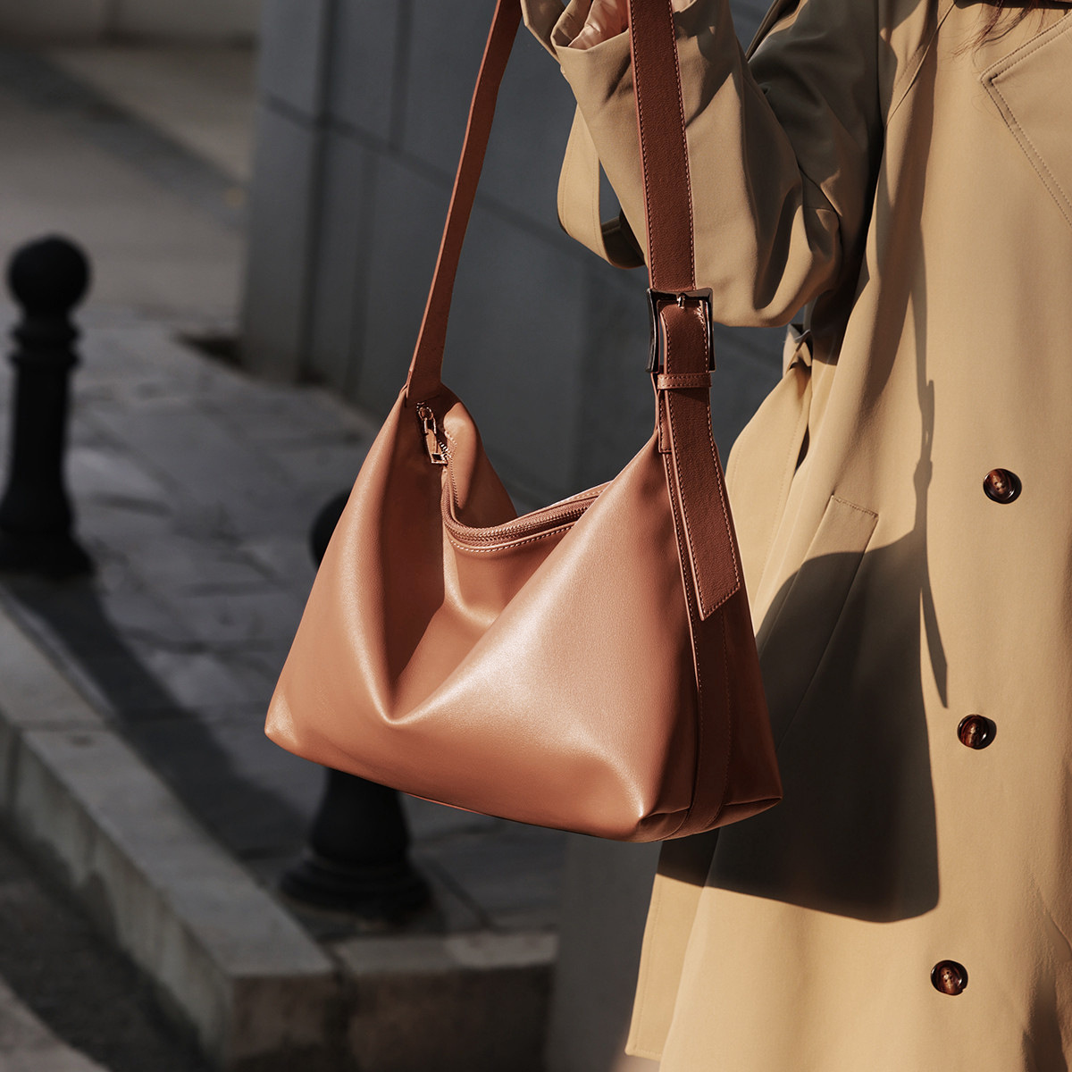 [게으른 스타일] 여성용 소프트 가죽 가방 대용량 가죽 어깨 가방 2024 여성용 폭발성 올 매치 토트 백 크로스 바디 백