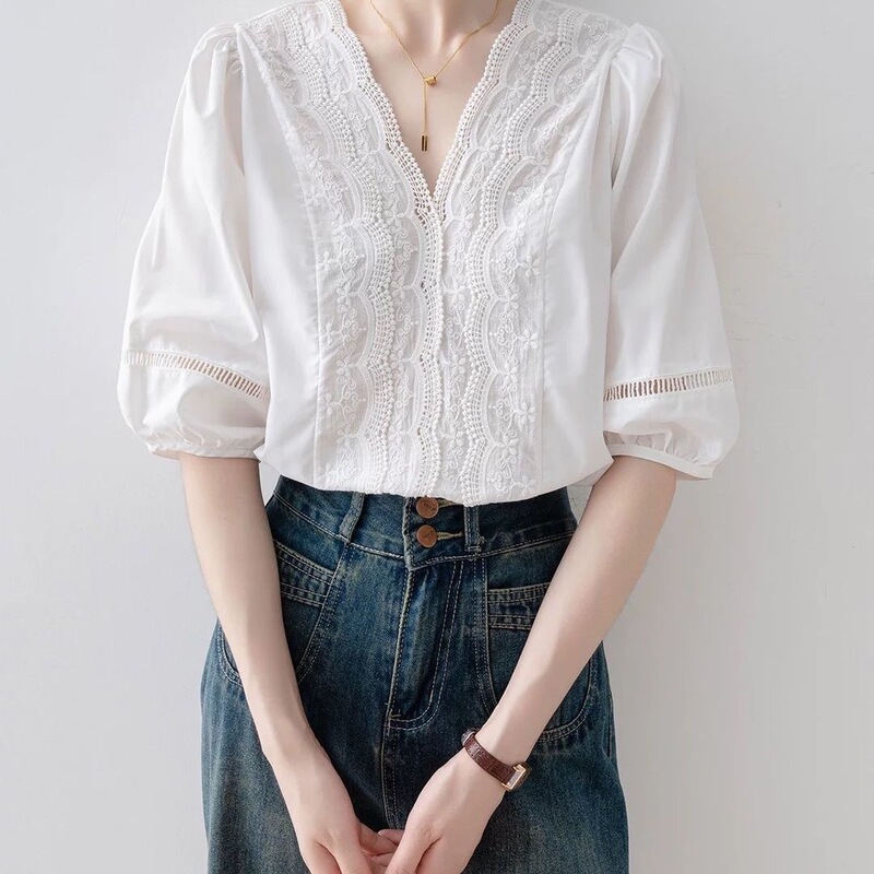 French-style vintage V-neck lace patchwork shirt, plus-size women's clothing, loose and versatile, stylish design, trendy three-quarter sleeve top French-style vintage V-neck lace patchwork shirt, plus-size women's clothing, loose and versatile, stylish design, trendy three-quarter sleeve top